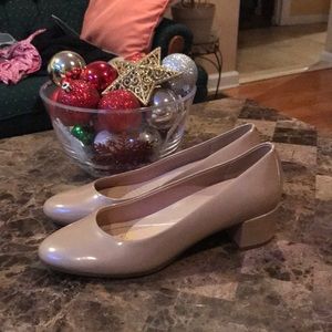 NWT Easy Spirit nude patent leather 2” heels.